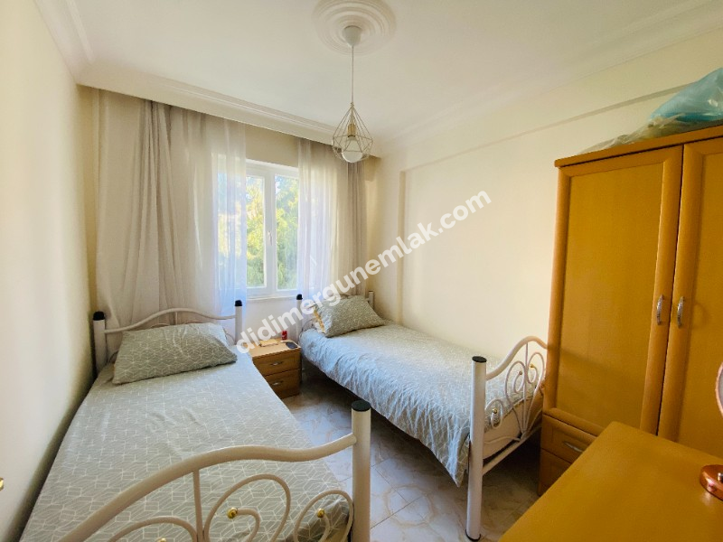 ALTINKUM PLAJI’NA YÜRÜME MESAFESİNDE GENİŞ 2+1 EŞYALI DAİRE FIRSATI