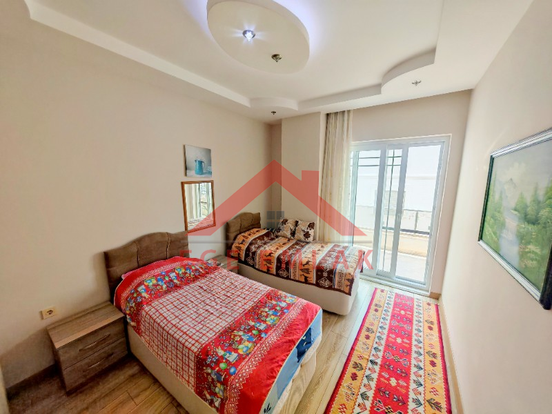 Altınkumda Satılık Asansörlü Kapalı Otoparklı Modern Daire