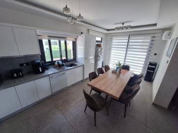 MAĞUSA YENİBOĞAZİÇİ GİRİŞİNDE HAVUZLU SİTEDE SATILIK VİLLA