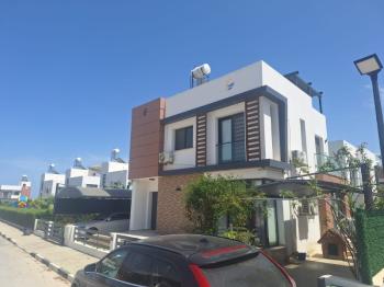 MAĞUSA YENİBOĞAZİÇİ GİRİŞİNDE HAVUZLU SİTEDE SATILIK VİLLA