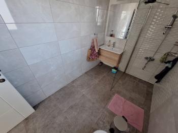 MAĞUSA YENİBOĞAZİÇİ GİRİŞİNDE HAVUZLU SİTEDE SATILIK VİLLA