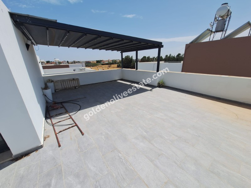 MAĞUSA YENİBOĞAZİÇİ GİRİŞİNDE HAVUZLU SİTEDE SATILIK VİLLA