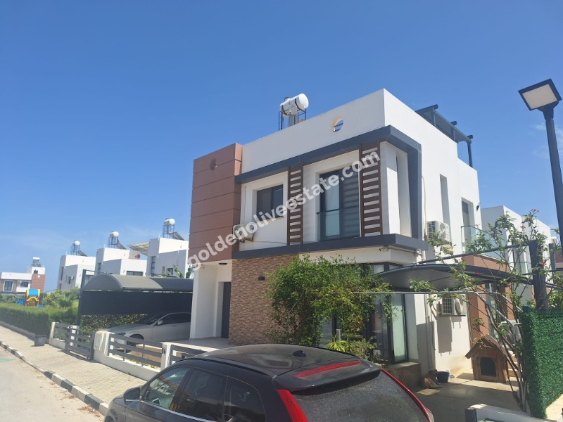MAĞUSA YENİBOĞAZİÇİ GİRİŞİNDE HAVUZLU SİTEDE SATILIK VİLLA