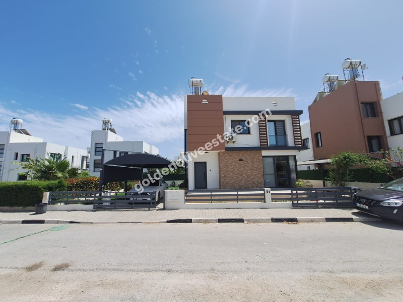MAĞUSA YENİBOĞAZİÇİ GİRİŞİNDE HAVUZLU SİTEDE SATILIK VİLLA