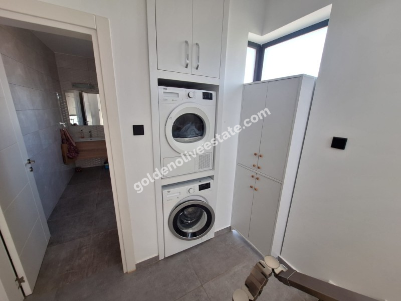 MAĞUSA YENİBOĞAZİÇİ GİRİŞİNDE HAVUZLU SİTEDE SATILIK VİLLA