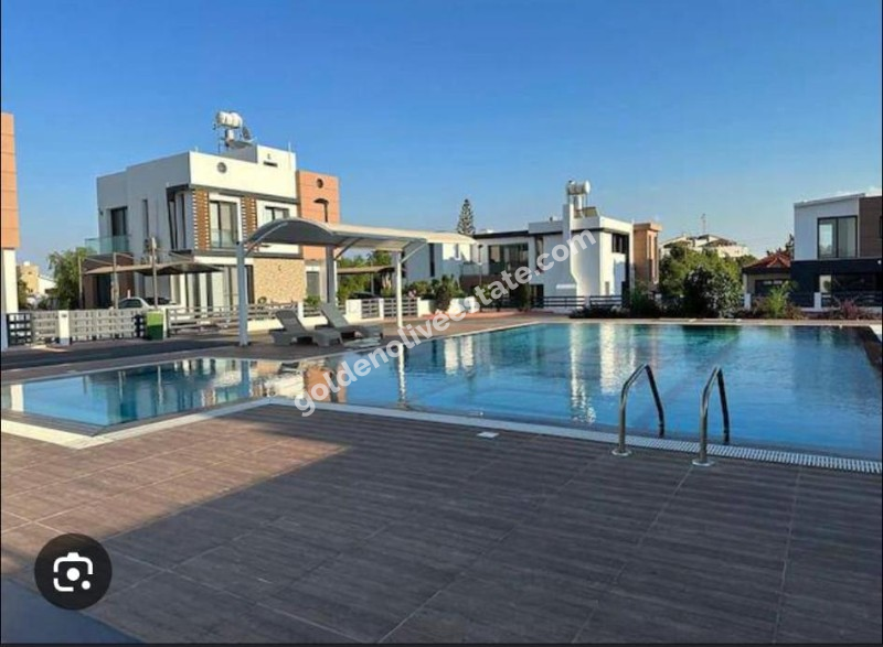 MAĞUSA YENİBOĞAZİÇİ GİRİŞİNDE HAVUZLU SİTEDE SATILIK VİLLA