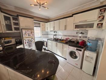 Didim Altınkum Sınırında İngiliz Aileden Tam Eşyalı Satılık 3+1 Ebeveyn Banyolu Ara Kat Daire