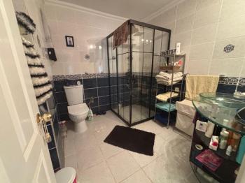 Didim Altınkum Sınırında İngiliz Aileden Tam Eşyalı Satılık 3+1 Ebeveyn Banyolu Ara Kat Daire
