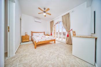 Girne Karşıyaka'da Kiralık Geniş Bahçeli ve Özel Havuzlu 4+1 Villa