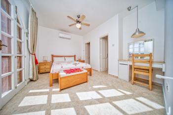 Girne Karşıyaka'da Kiralık Geniş Bahçeli ve Özel Havuzlu 4+1 Villa