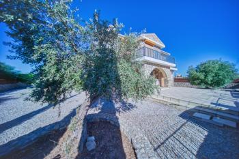 Girne Karşıyaka'da Kiralık Geniş Bahçeli ve Özel Havuzlu 4+1 Villa