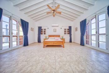 Girne Karşıyaka'da Kiralık Geniş Bahçeli ve Özel Havuzlu 4+1 Villa