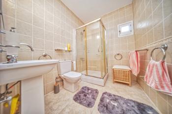 Girne Karşıyaka'da Kiralık Geniş Bahçeli ve Özel Havuzlu 4+1 Villa