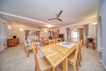 Girne Karşıyaka'da Kiralık Geniş Bahçeli ve Özel Havuzlu 4+1 Villa