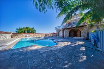 Girne Karşıyaka'da Kiralık Geniş Bahçeli ve Özel Havuzlu 4+1 Villa