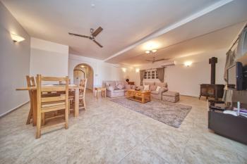 Girne Karşıyaka'da Kiralık Geniş Bahçeli ve Özel Havuzlu 4+1 Villa