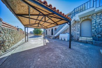 Girne Karşıyaka'da Kiralık Geniş Bahçeli ve Özel Havuzlu 4+1 Villa