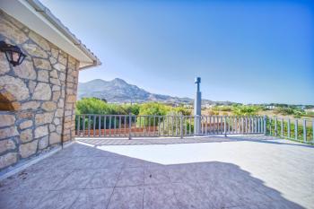 Girne Karşıyaka'da Kiralık Geniş Bahçeli ve Özel Havuzlu 4+1 Villa