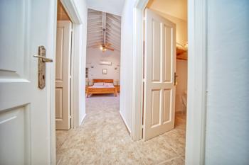 Girne Karşıyaka'da Kiralık Geniş Bahçeli ve Özel Havuzlu 4+1 Villa