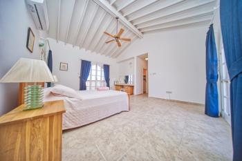 Girne Karşıyaka'da Kiralık Geniş Bahçeli ve Özel Havuzlu 4+1 Villa