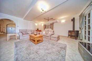Girne Karşıyaka'da Kiralık Geniş Bahçeli ve Özel Havuzlu 4+1 Villa