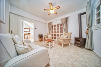 Girne Karşıyaka'da Kiralık Geniş Bahçeli ve Özel Havuzlu 4+1 Villa