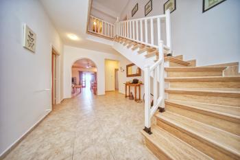 Girne Karşıyaka'da Kiralık Geniş Bahçeli ve Özel Havuzlu 4+1 Villa