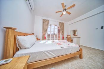 Girne Karşıyaka'da Kiralık Geniş Bahçeli ve Özel Havuzlu 4+1 Villa