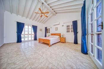 Girne Karşıyaka'da Kiralık Geniş Bahçeli ve Özel Havuzlu 4+1 Villa