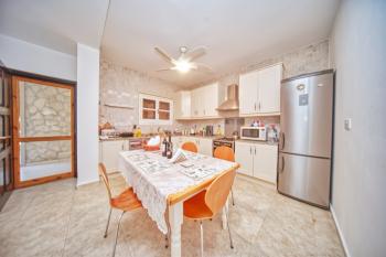 Girne Karşıyaka'da Kiralık Geniş Bahçeli ve Özel Havuzlu 4+1 Villa