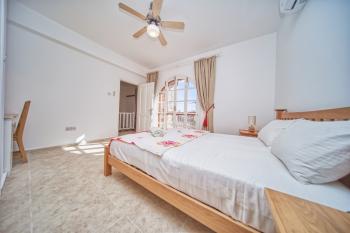 Girne Karşıyaka'da Kiralık Geniş Bahçeli ve Özel Havuzlu 4+1 Villa