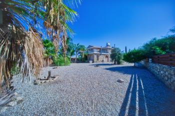 Girne Karşıyaka'da Kiralık Geniş Bahçeli ve Özel Havuzlu 4+1 Villa