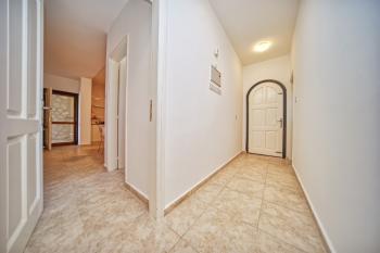 Girne Karşıyaka'da Kiralık Geniş Bahçeli ve Özel Havuzlu 4+1 Villa