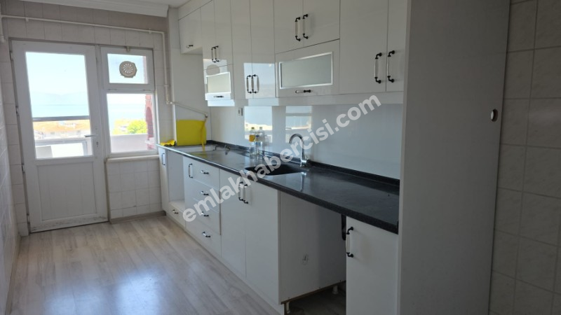 MUDANYA YENİ MAHALLE'DE DENİZ MANZARALI KİRALIK 2+1 ARA KAT DAİRE