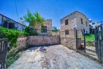 Kıbrıs Girne Ozanköy'de Restorasyona Uygun Tarihi Ev