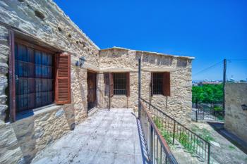 Kıbrıs Girne Ozanköy'de Restorasyona Uygun Tarihi Ev