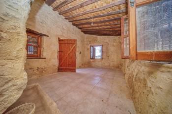 Kıbrıs Girne Ozanköy'de Restorasyona Uygun Tarihi Ev