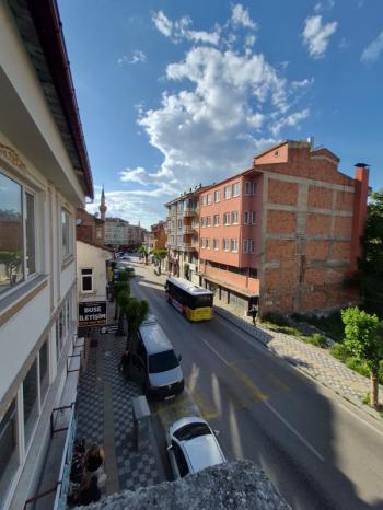 AFYON ÜÇOK EMLAKTAN YUNUS EMRE MAH CADDE ÜZERİ KİRALIK 2+1 DAİRE 