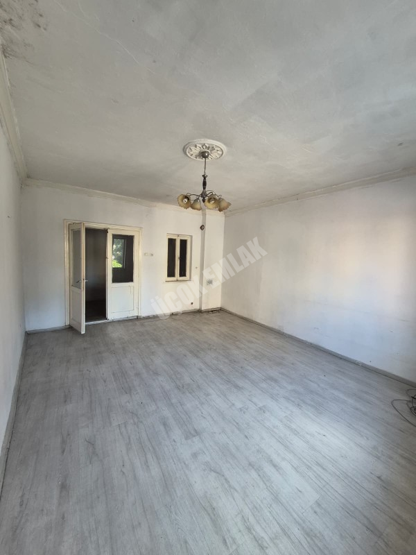 AFYON ÜÇOK EMLAKTAN YUNUS EMRE MAH CADDE ÜZERİ KİRALIK 2+1 DAİRE 