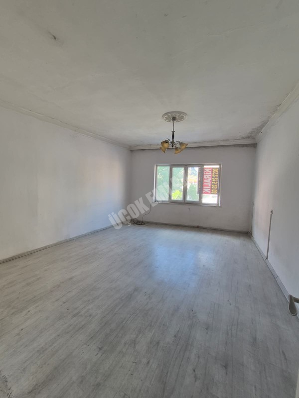 AFYON ÜÇOK EMLAKTAN YUNUS EMRE MAH CADDE ÜZERİ KİRALIK 2+1 DAİRE 