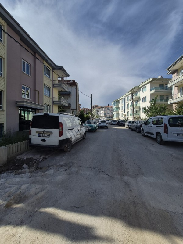 AFYON ÜÇOK EMLAKTAN MAREŞAL FEVZİ ÇAKMAK MAH 2+1 100M²  BAKIMLI MASRAFSIZ SATILIK DAİRE