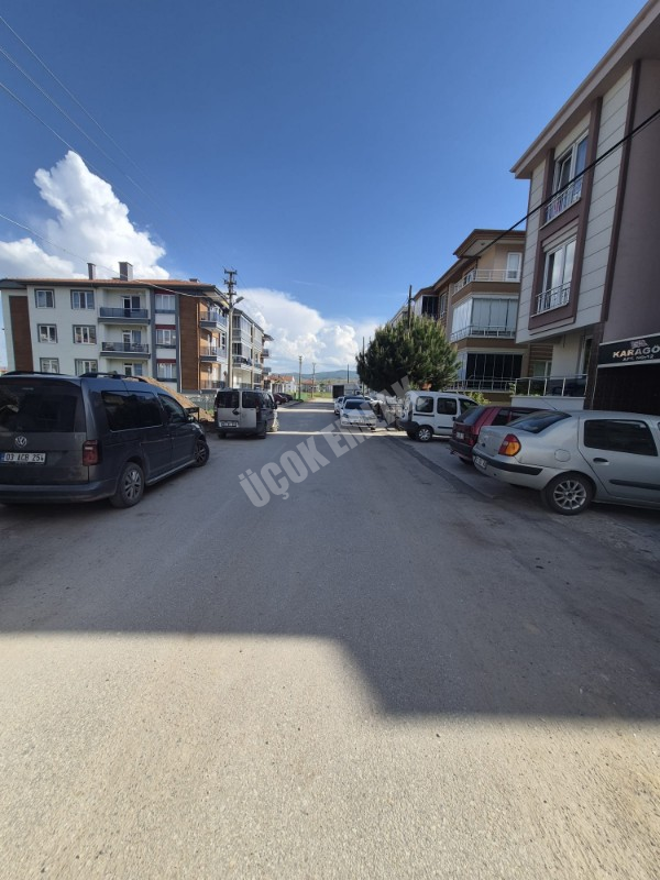  AFYON ÜÇOK EMLAKTAN MAREŞAL FEVZİ ÇAKMAK MAH 2+1 100M²  BAKIMLI MASRAFSIZ SATILIK DAİRE