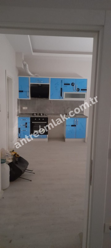 Antre Emlak'tan Satılık Bahçelievler'de Hastane Yanı Otoparklıi,Doğalgazlı Yüksek Giriş 1+1 Yeni Daire