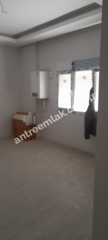 Antre Emlak'tan Satılık Bahçelievler'de Hastane Yanı Otoparklıi,Doğalgazlı Yüksek Giriş 1+1 Yeni Daire