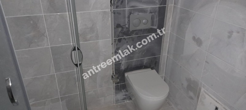 Antre Emlak'tan Satılık Bahçelievler'de Hastane Yanı Otoparklıi,Doğalgazlı Yüksek Giriş 1+1 Yeni Daire