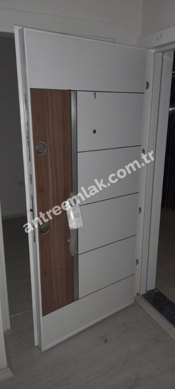 Antre Emlak'tan Satılık Bahçelievler'de Hastane Yanı Otoparklıi,Doğalgazlı Yüksek Giriş 1+1 Yeni Daire