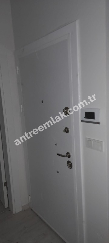 Antre Emlak'tan Satılık Bahçelievler'de Hastane Yanı Otoparklıi,Doğalgazlı Yüksek Giriş 1+1 Yeni Daire
