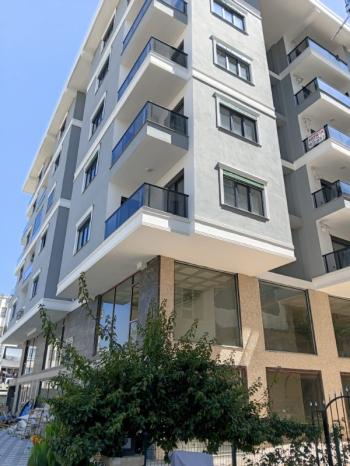 Antalya Alanya'nın en çok tercih edilen bölgelerinden Mahmutlar'da bulunan Aral 3 Residans'ta, konforlu yaşam sunan boş durumda 1+1 kiralık daire yeni kiracısını bekliyor.