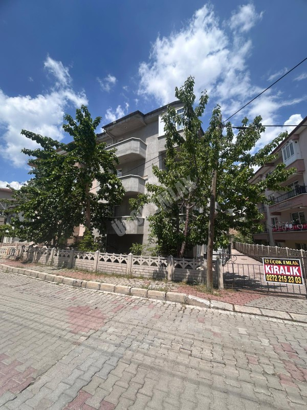 AFYON ÜÇOK EMLAKTAN ESENTEPE MAH KİRALIK TEMİZ BAKIMLI 2+1 DAİRE