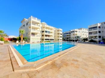 Didim Çamlık'ta Ünlü Royal Marina Complex İçinde Satılık Havuz Gören Eşyalı Giriş Kat Daire